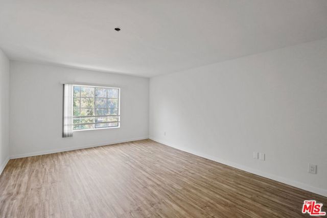 11711 Ohio Avenue, Los Angeles CA: https://media.crmls.org/mediaz/38e009b3-abdc-4130-ab98-7ce8d059827e.jpg