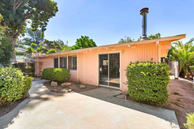 8968 Rocket Ridge Rd, Lakeside CA: https://media.crmls.org/mediaz/38e02fb1-cccd-448d-a6d5-fbfe02caa838.jpg
