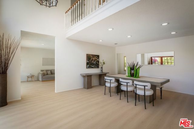 5136 Los Bonitos Way, Los Angeles CA: https://media.crmls.org/mediaz/38e0ce7b-95a7-4729-940d-75524acb37bb.jpg