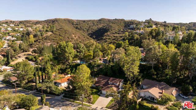 22460 Cairnloch Street photo 49
