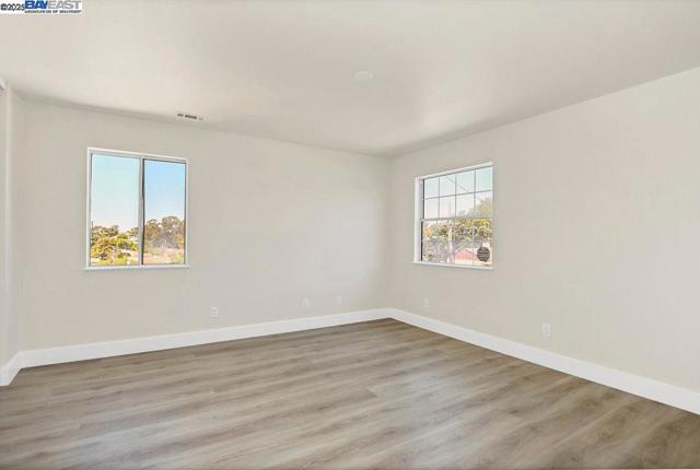 3251 Hyde St, Oakland CA: https://media.crmls.org/mediaz/38e3ac16-92e9-4104-9e9e-cc0e1abe709f.jpg