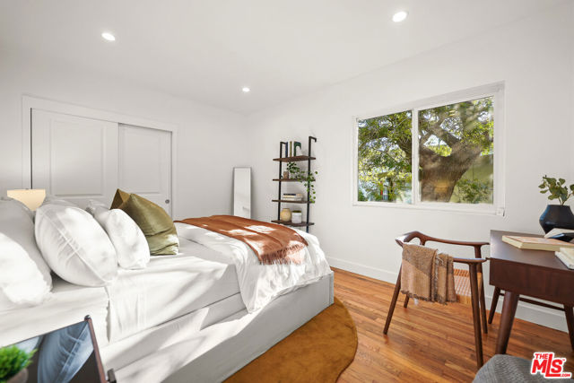 2212 Navy Street, Santa Monica CA: https://media.crmls.org/mediaz/38e40bdc-3a88-42a0-9697-43597f72954f.jpg