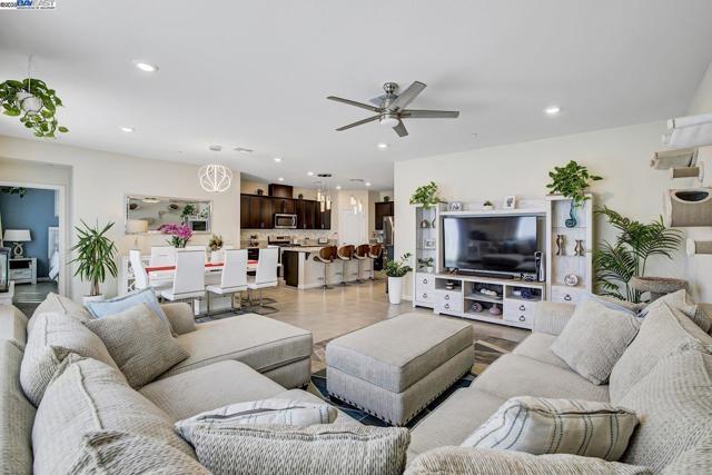 4014 Kenwood Cir, Oakley CA: https://media.crmls.org/mediaz/38e40fd9-d2bb-429d-86a4-5ee077421cb7.jpg