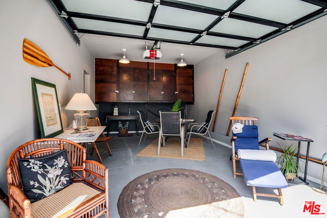 516 N Bronson Avenue, Los Angeles CA: https://media.crmls.org/mediaz/38e477d4-fd70-4a52-b6a5-95836a62f3bb.jpg