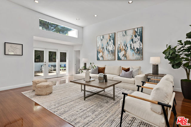 4745 Caritina Drive, Tarzana CA: https://media.crmls.org/mediaz/38e642b1-2ff7-494c-8dc3-5cdd776773e8.jpg