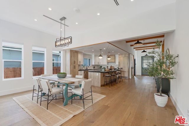 5522 Buffalo Avenue, Sherman Oaks CA: https://media.crmls.org/mediaz/38e6a9f4-8e43-44ef-b312-5f83e24e4931.jpg