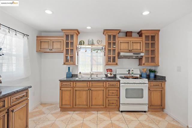 2533 Bush Ave, Richmond CA: https://media.crmls.org/mediaz/38e7108f-cddf-4249-bf54-1f01e9cadb04.jpg