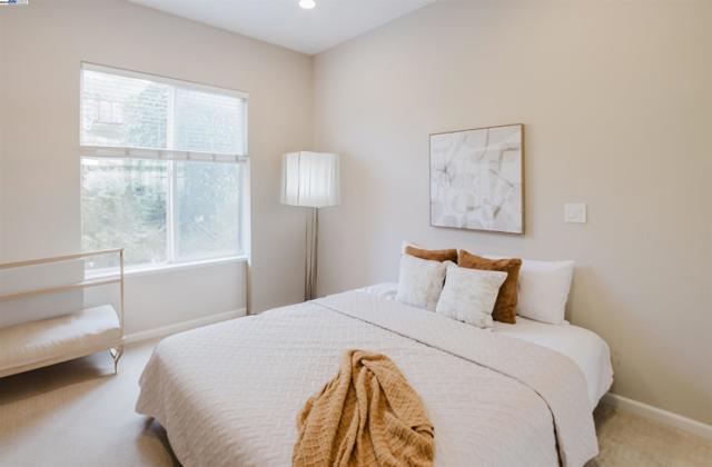 Image 23 of 38 For 25657 Crestfield Dr