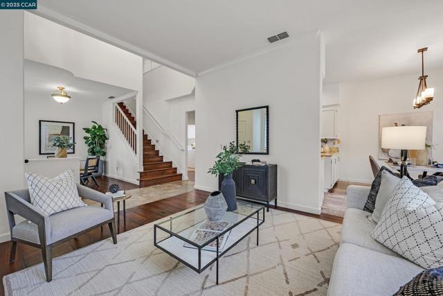 422 Sutton Cir, Danville CA: https://media.crmls.org/mediaz/38e86fe1-b620-440b-9a98-a7f16de051fd.jpg