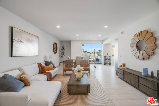 1021 S Shenandoah Street, Los Angeles CA: https://media.crmls.org/mediaz/38e8ceb5-c489-4d64-b502-7af3c898c335.jpg