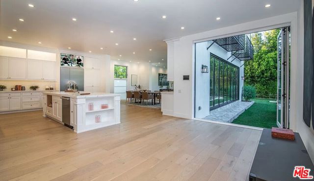 12509 W Sunset Boulevard, Los Angeles CA: https://media.crmls.org/mediaz/38ea453a-b26c-439d-9ab6-d66db7214037.jpg
