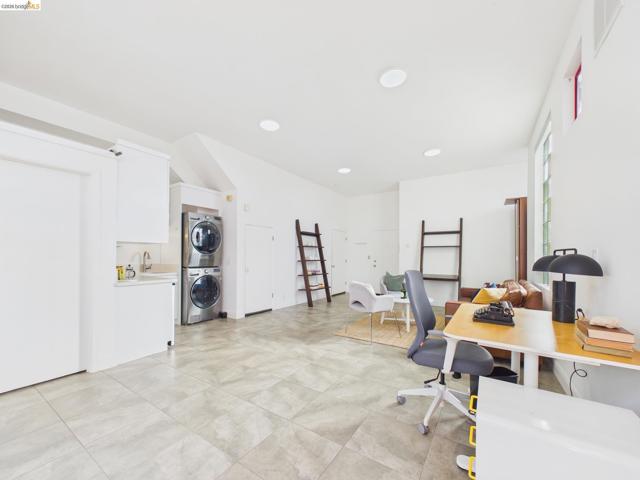 Image 33 of 38 For 2932 Filbert St 2