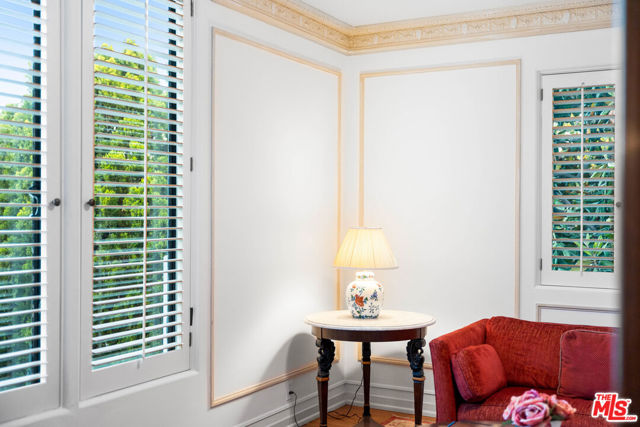 191 S Hudson Avenue, Los Angeles CA: https://media.crmls.org/mediaz/38ebba19-abe7-4a1d-b9d7-22520288c75f.jpg