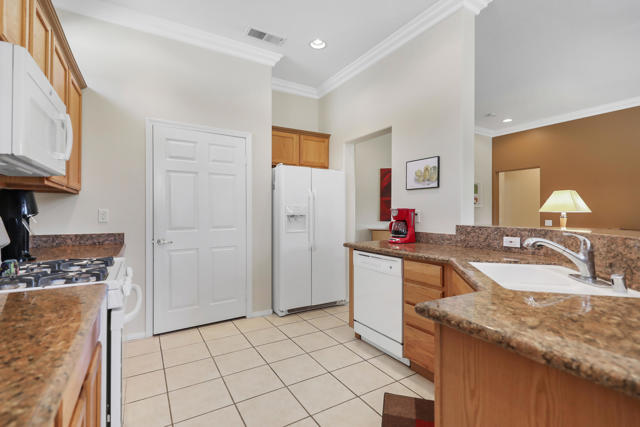 80179 Royal Birkdale Drive, Indio CA: https://media.crmls.org/mediaz/38ed0e17-8584-45f9-bcc5-590689a8b16e.jpg