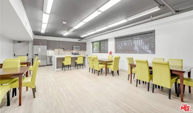 1880 Veteran Avenue, Los Angeles CA: https://media.crmls.org/mediaz/38ee8dce-4800-4658-a177-b2e1e380fa40.jpg