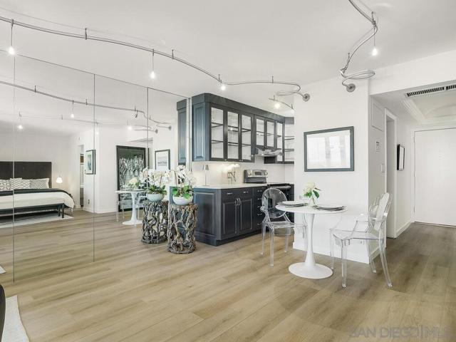 1720 Avenida del Mundo, Coronado CA: https://media.crmls.org/mediaz/38ef38bc-082f-4f82-83c0-2258a14377ea.jpg