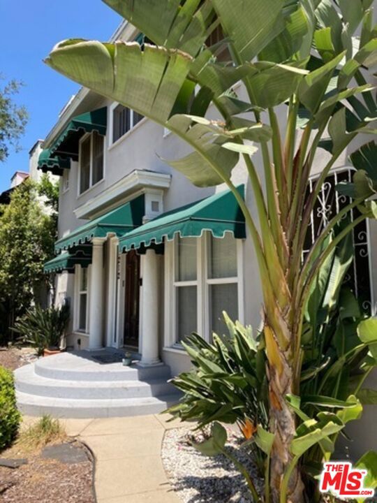 1212 1214 S Tremaine Avenue, Los Angeles CA: https://media.crmls.org/mediaz/38ef7bfd-8959-4369-a68a-061083394a52.jpg