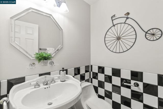 245 Parkview Ter, Vallejo CA: https://media.crmls.org/mediaz/38ef944c-984d-4425-bce9-bd29cb760315.jpg