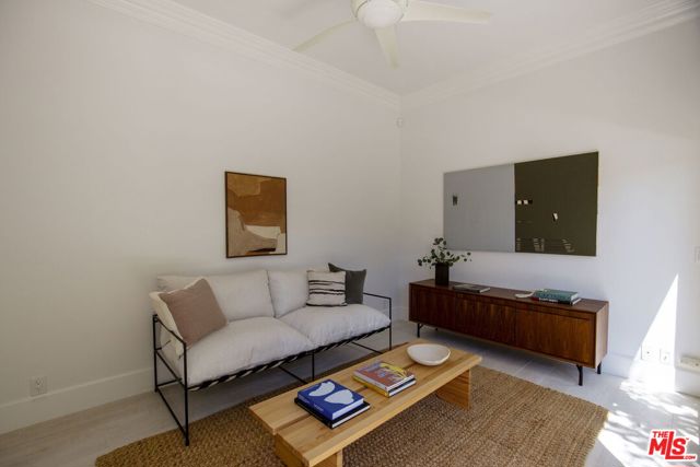 204 S Plymouth Boulevard, Los Angeles CA: https://media.crmls.org/mediaz/38efd19c-0daa-4fa3-a9f3-6ca0083116f9.jpg