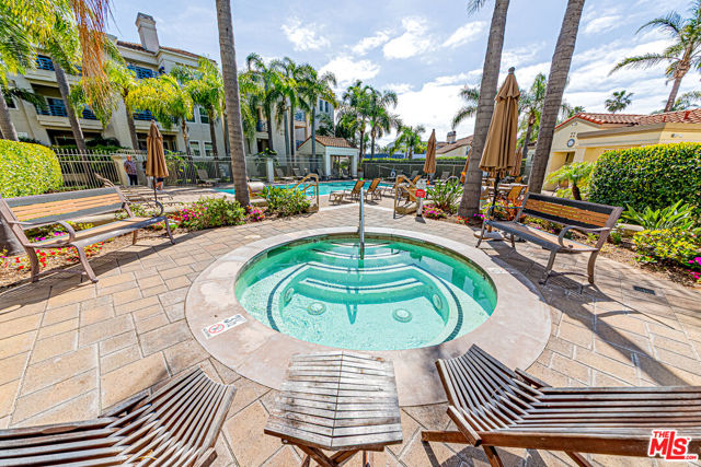 415 Townsquare Lane, Huntington Beach CA: https://media.crmls.org/mediaz/38effa01-9c0f-4f52-986f-4b4db6a0223c.jpg