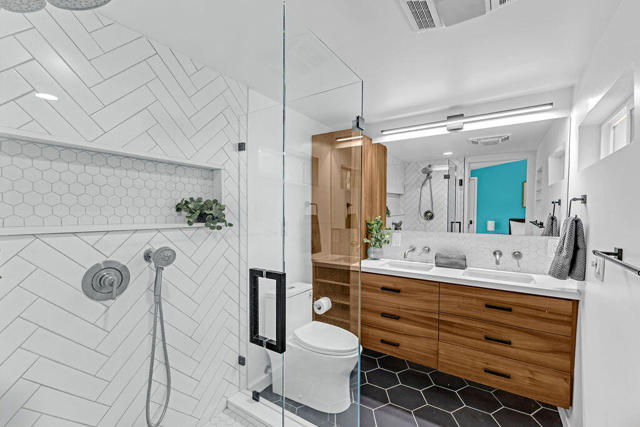 1075 E Sunny Dunes Road, Palm Springs, CA 92264