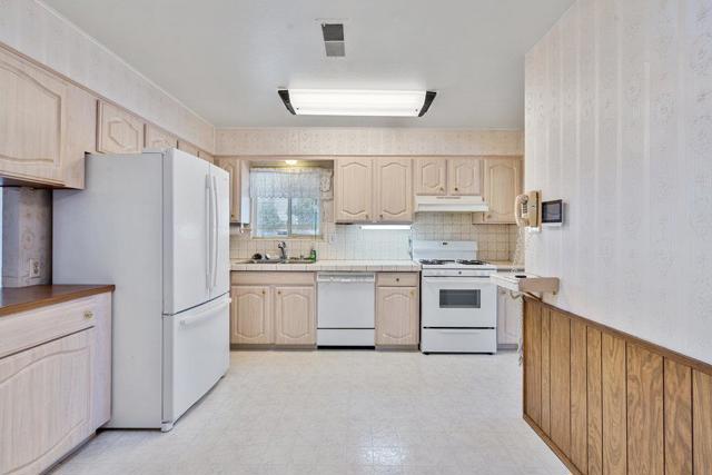 582 E Alvin Drive, Salinas CA: https://media.crmls.org/mediaz/38f16a7c-0bd7-4d6b-8437-92e2390af496.jpg