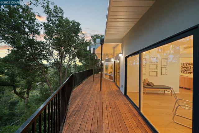 233 Melody Ln, Orinda CA: https://media.crmls.org/mediaz/38f1b87f-ee69-4cb1-acba-b028829fdcc9.jpg