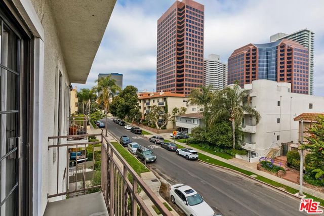 11827 Goshen Avenue, Los Angeles CA: https://media.crmls.org/mediaz/38f3ac90-f232-400a-94b0-ee18a6f69408.jpg