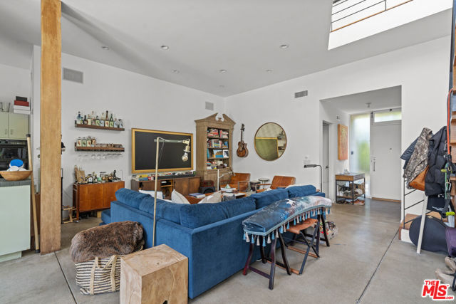 550 Indiana Avenue, Venice CA: https://media.crmls.org/mediaz/38f42e3f-ebbc-4c70-a58a-7ab46bb71c46.jpg