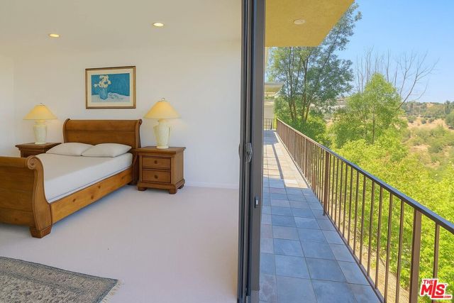 3873 Beverly Ridge Drive, Sherman Oaks CA: https://media.crmls.org/mediaz/38f50f20-71ae-45b4-9493-674905617410.jpg