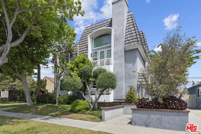 2638 S Barrington Avenue, Los Angeles CA: https://media.crmls.org/mediaz/38f81e89-272a-4b22-9b83-2d59837cf0d6.jpg