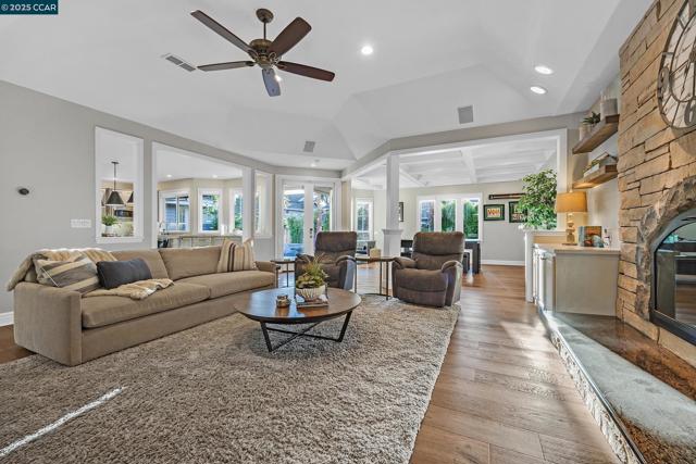 10 Woodside Dr, Danville CA: https://media.crmls.org/mediaz/38f87305-9c86-4ac4-b18c-8218e7520aa8.jpg