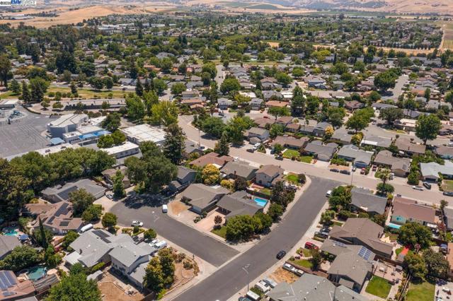 5221 Roxanne Ct, Livermore CA: https://media.crmls.org/mediaz/38f90fdd-b144-4de3-9de2-6020d8a4fd1a.jpg