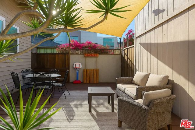 643 Santa Clara Avenue, Venice CA: https://media.crmls.org/mediaz/38f91e15-db7c-4090-8415-6ca548f3d923.jpg