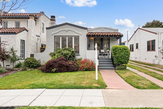 2806 Clay St, Alameda CA: https://media.crmls.org/mediaz/38f9b6f8-fa69-4611-a721-0a58f91173e8.jpg