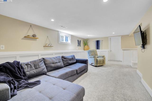 1215 Castro St, Martinez CA: https://media.crmls.org/mediaz/38f9c282-84a9-4d95-b568-fc28a63f72eb.jpg