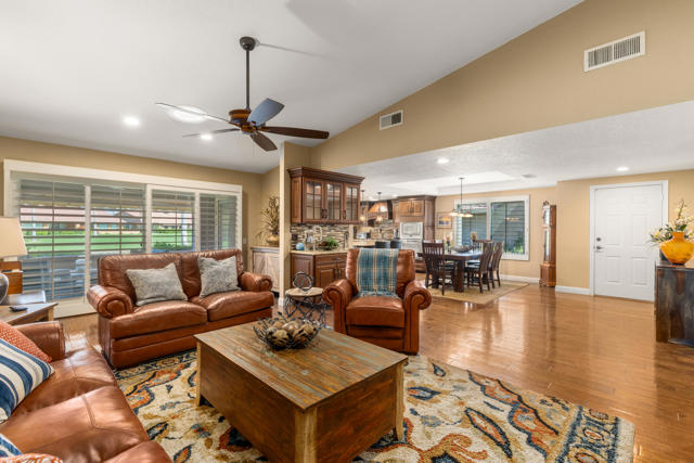 40 Joya Drive, Palm Desert CA: https://media.crmls.org/mediaz/38fa14dd-5145-438f-9268-2b89d94b8ac1.jpg