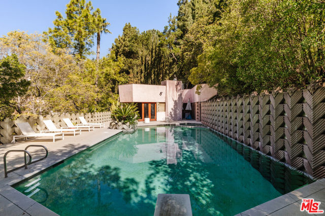 7017 Senalda Road, Los Angeles CA: https://media.crmls.org/mediaz/38fa54d3-a881-4669-987e-6d16566a3557.jpg