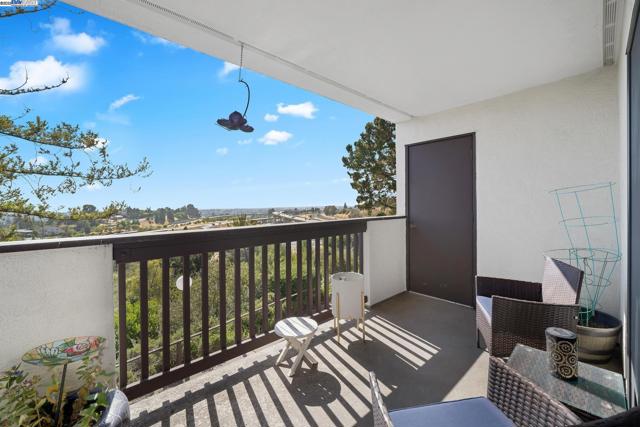 21083 Gary Dr, Hayward CA: https://media.crmls.org/mediaz/38faf186-6b90-4793-935f-d1d2b486d486.jpg