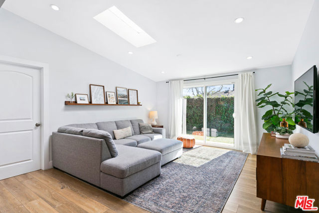 18332 FRIAR Street photo 8