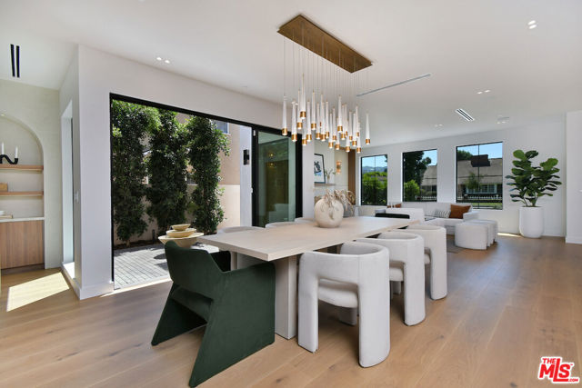 112 S Valley Street, Toluca Lake CA: https://media.crmls.org/mediaz/38fc0bb9-8795-4545-acad-ec5bfd609d56.jpg
