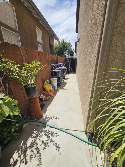 13440 Forestwood Way, Lathrop CA: https://media.crmls.org/mediaz/38fcaef9-1bb8-4db1-9c69-1a7d00924485.jpg