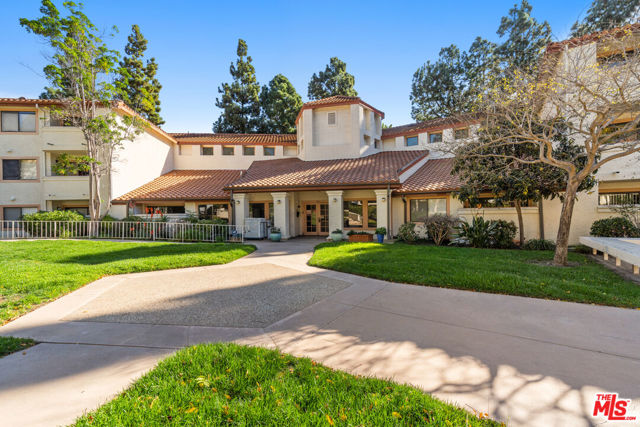 501 Palisades Drive, Pacific Palisades CA: https://media.crmls.org/mediaz/38fcecb3-fce8-476f-97d6-668311125e42.jpg