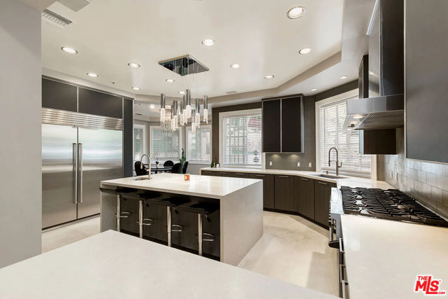 14132 Beresford Road, Beverly Hills CA: https://media.crmls.org/mediaz/38fe1b60-0ef3-4f2d-a9b8-708c69cd91c3.jpg