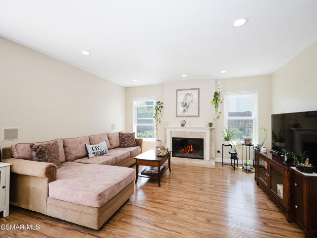 709 Zinnia Court, Thousand Oaks CA: https://media.crmls.org/mediaz/39006e01-ccb9-4f98-a3a0-dbefb9cb8a67.jpg
