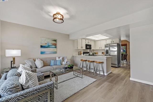 1014 Ironwood Rd, Alameda CA: https://media.crmls.org/mediaz/3900f787-2f38-4703-b489-a152faec7fd6.jpg