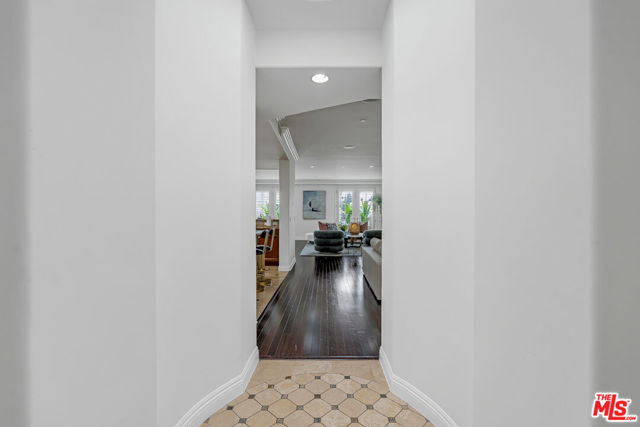 143 N Arnaz Drive, Beverly Hills CA: https://media.crmls.org/mediaz/3901ff6e-973b-455f-af92-2336fdf8063f.jpg
