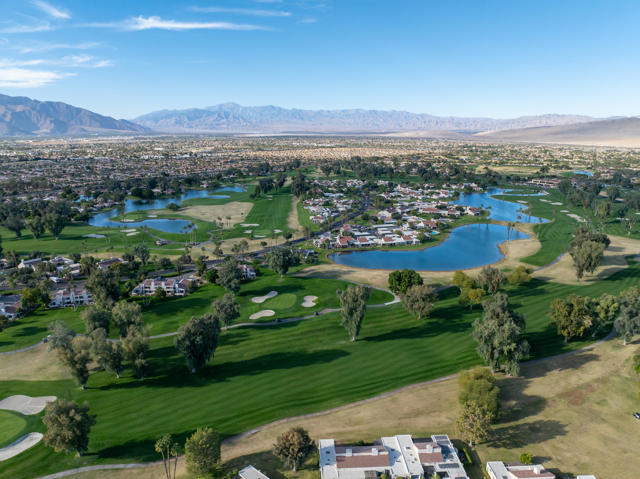 35 Mission Court Court, Rancho Mirage CA: https://media.crmls.org/mediaz/39034a3b-f068-436a-878e-728ab2917bd3.jpg