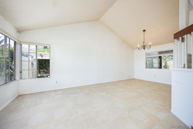 10129 E Glendon Cir, Santee CA: https://media.crmls.org/mediaz/3903db33-b736-4dd9-b0aa-9e02ca794d8d.jpg