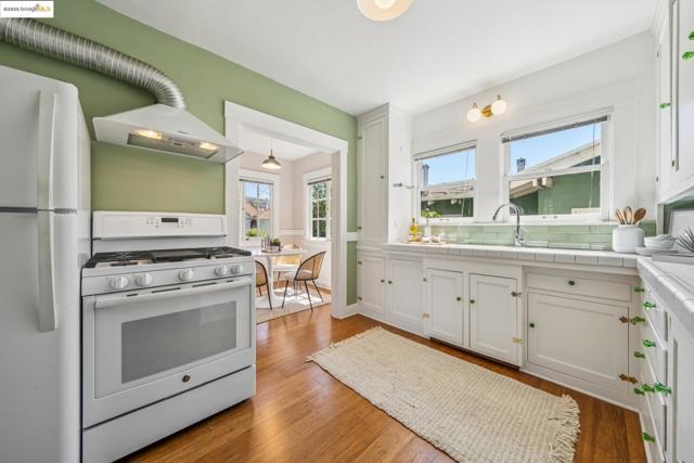 749 Mckinley Ave, Oakland CA: https://media.crmls.org/mediaz/39044204-2271-4df9-9e8c-79ac4f400f9a.jpg
